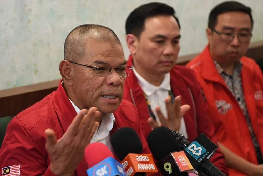 Saifuddin Nasution (kiri) ketika sidang akhbar sempena kempen Pilihan Raya Negeri Sabah ke-17 pada Isnin. - Foto: Bernama