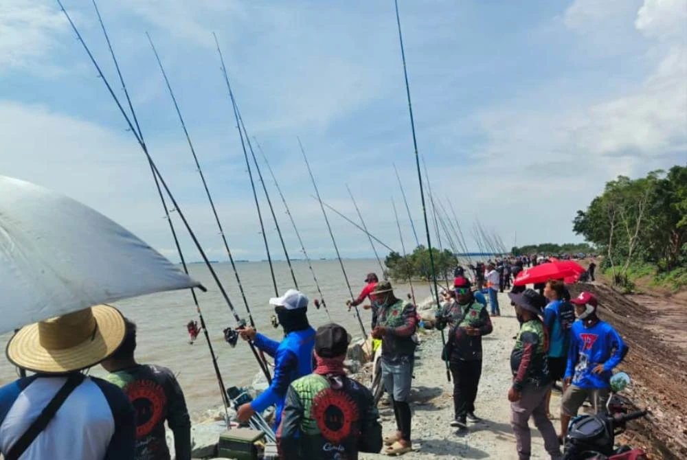 Sebahagian daripada peserta Terbuka Selangor di Pantai Kelanang pada Ahad.