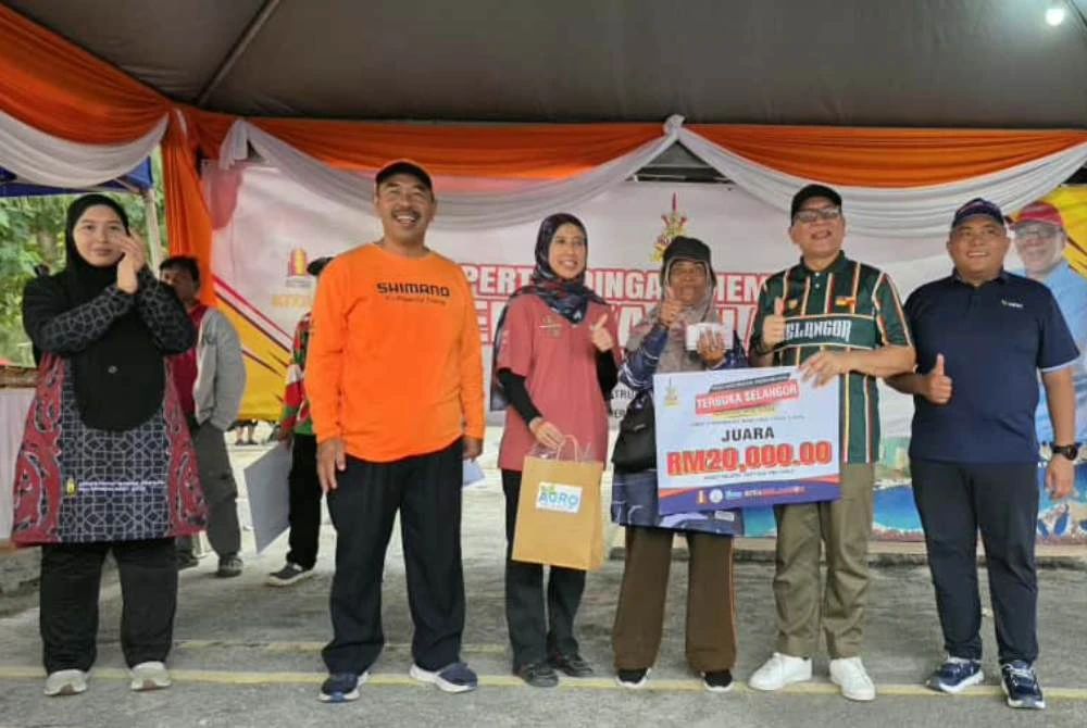 Ramlah (tiga dari kanan) menerima RM20,000 yang disampaikan oleh Ir Izham (dua dari kanan) sambil diperhatikan Tengku Rohana (dua dari kiri) dan Mohd Hasry (kanan).