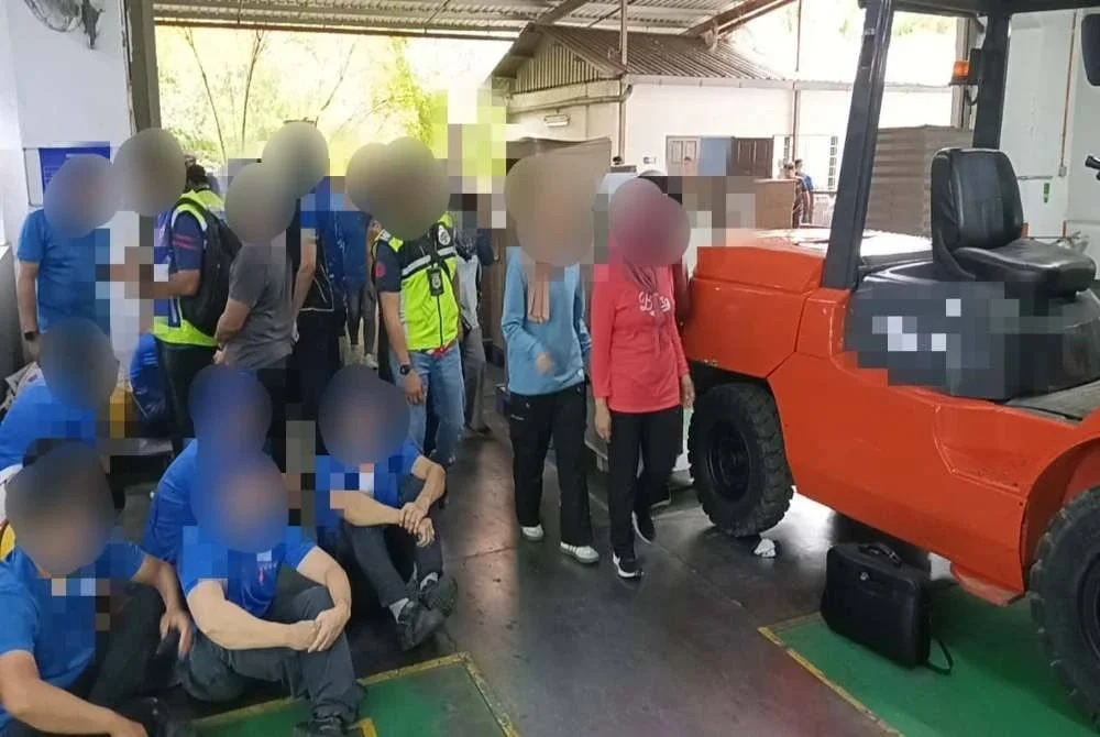 Anggota JPN dan Imigresen melakukan pemeriksaan pekerja tempatan dan asing dalam Ops Kotak di sebuah kilang kotak di Senai pada Isnin. 
