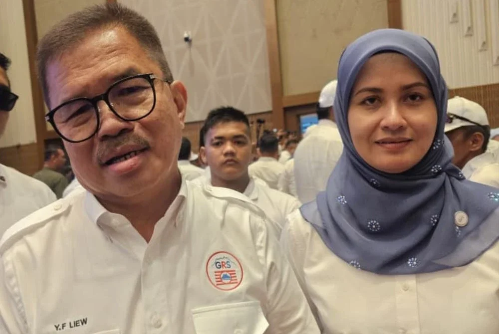 Yun Fah (kiri) bersama calon muka baharu, Samsiah (kanan) yang mewakili GRS.