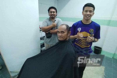 Mohd Fairul (kanan) bersama pelanggan yang berpuas hati dengan perkhidmatannya.