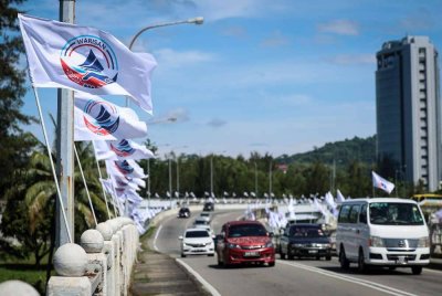 PERANG BENDERA…Bendera antara parti-parti politik menghiasi jalan raya bagi memeriahkan tempoh berkempen sempena PRN Sabah. Foto Bernama 