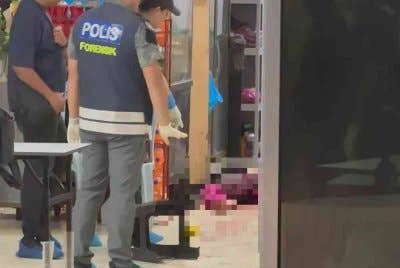 Seorang tukang masak warga Myanmar maut manakala suaminya cedera selepas ditikam seorang pelanggan di sebuah restoran masakan ala Thai di Lorong Bukit Juru, pada malam Ahad.