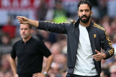 Amorim (kanan) dilaporkan mahu membawa masuk pemain tengah pada jendela perpindahan Januari depan. FOTO: AFP