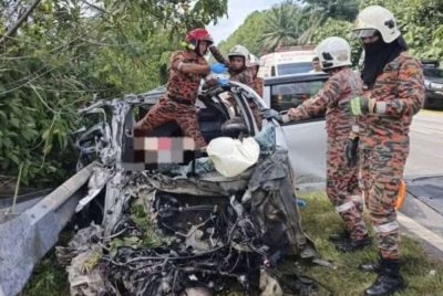 Nahas mengorbankan pasangan suami isteri di Kilometer 54.5 Jalan Sungai Rengit–Kota Tinggi petang Ahad. - Foto JBPM Johor