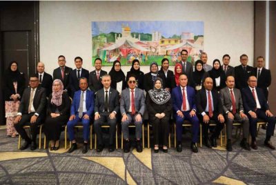 Azam (lima dari kiri) menghadiri Mesyuarat Bilateral ke-16 di Brunei pada 10 November lalu.