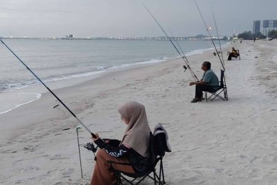 Kemeriahan Pantai Puteri yang menjadi lokasi kaki pancing 'healing'.
