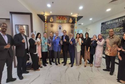 Mohamad Ezri (lapan dari kanan) menyampaikan cenderahati kepada Syed Hamid (tujuh dari kiri) selaku wakil pakar sivil KRPPM-IGAR di Wisma Badan Peguam Malaysia, Kuala Lumpur pada 6 November lalu.
