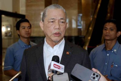 Fadillah menjawab pertanyaan pemberita di Menara Kinabalu, pada Isnin. Foto Bernama 