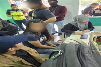Pembantu rumah warga Filipina itu ditahan kerana disyaki menyalahgunakan pas untuk tinggal di Malaysia.