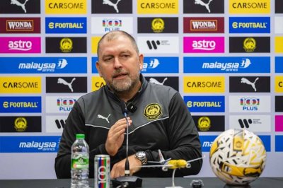 Peter Cklamovski bercakap pada sidang akhbar praperlawanan kelayakan Piala Asia 2027 Malaysia menentang Nepal di Stadium Nasional Bukit Jalil pada Isnin. FOTO: BERNAMA