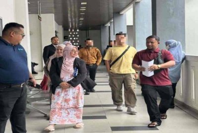 Mohamad Yusrid (dua dari kanan) berjalan masuk ke bilik mahkamah.  Foto Sinar Harian/Adila Sharinni Wahid