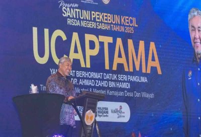 Timbalan Perdana Menteri merangkap Menteri Kemajuan Desa dan Wilayah, Datuk Seri Dr Ahmad Zahid Hamid bercakap pada Majlis Perasmian Program Santuni Pekebun Kecil Risda Negeri Sabah 2025 di Sabah International Convention Centre (SICC) pada Ahad. FOTO: FB AHMAD ZAHID HAMIDI