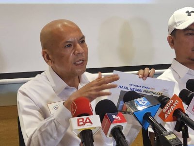 Armizan dalam sidang akhbar sempena pelancaran Manifesto PRN17 GRS di SICC, Kota Kinabalu.