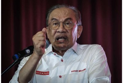 Anwar menyeru kerajaan Persekutuan dan negeri agar terus memperkukuh kerjasama. - Foto: Bernama 