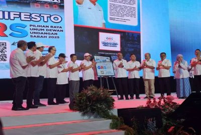 Hajiji ketika melancarkan manifesto PRN GRS di SICC, Kota Kinabalu pada Isnin. 