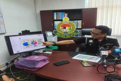 Mohd Ridzzuan menunjukkan data jumlah tahanan yang berada di Depot Imigresen Belantik, Sik.