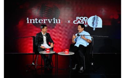 Saiful Zaini (kanan) ketika sesi podcast bersama Sinar Harian yang dihoskan oleh Haizir yang berlangsung di Kompleks Karangkraf.