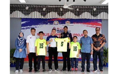 Nagulendran (empat kanan) menyerahkan jersi kepada Guru Besar SK Spang Loi, Abd Aziz Daud selepas penyerahan Program Santuni MADANI, pada Sabtu.