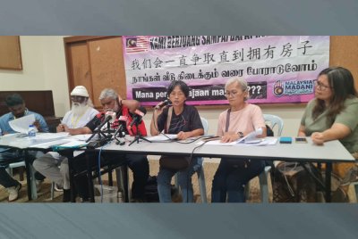 Ah Guat (tiga dari kanan) pada sidang media di ibu negara pada Isnin.