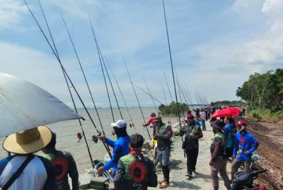Sebahagian daripada peserta Terbuka Selangor di Pantai Kelanang pada Ahad.