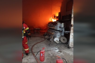 Anggota bomba sedang memadamkan kebakaran kilang perabot di Sungai Buloh pada Isnin. Foto JBPM Selangor