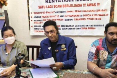 Kalaivanar (tengah) ketika sidang akhbar bersama mangsa di ibu negara baru-baru ini.