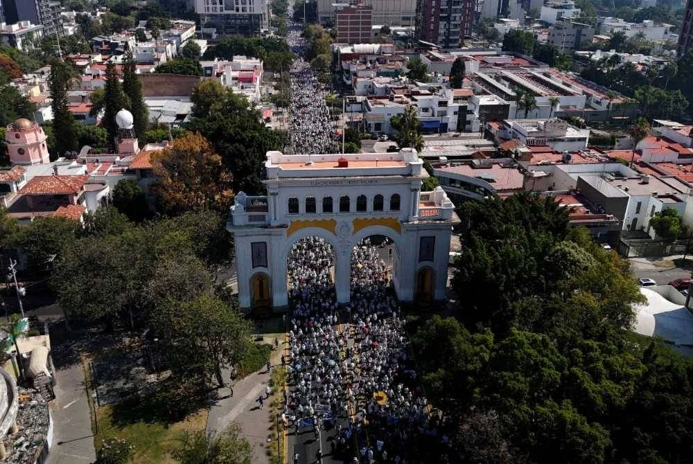 Pemandangan dari udara menunjukkan lautan manusia menyertai protes tersebut.