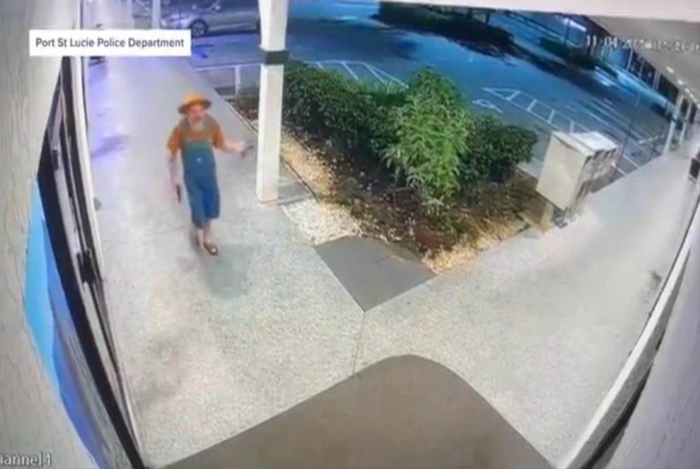 Suspek dilihat melepaskan tembakan menerusi rakaman CCTV. Foto Agensi