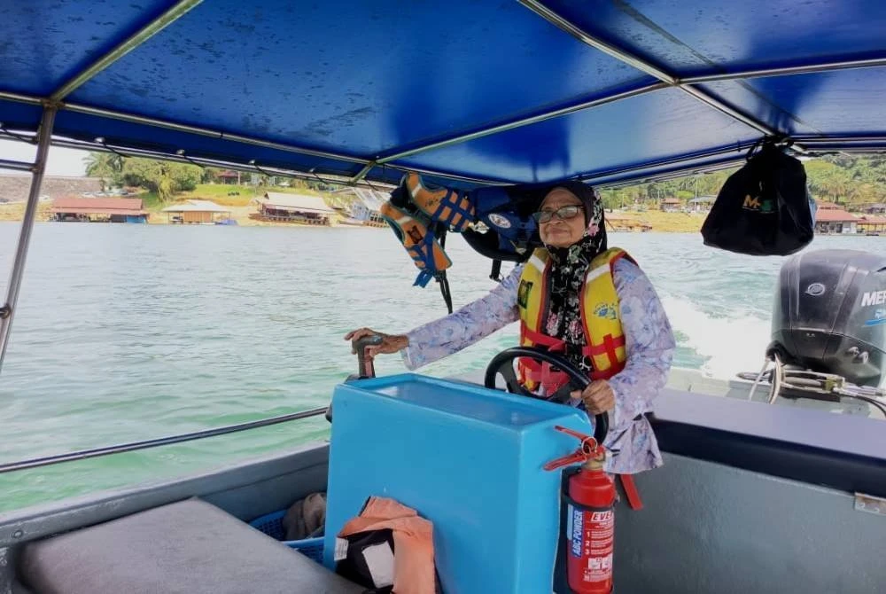 Biarpun mencecah usia 73 tahun, Mok Ku masih aktif mengendalikan bot pelancong di Tasik Kenyir.