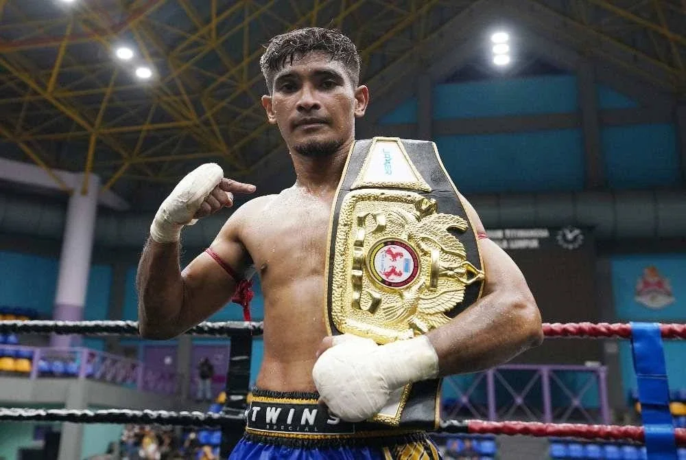 Azri meraih tali pinggang Kuda Merah selepas menewaskan Yuskhairul di Grand Final Kuda Merah Muay Thai Challenge di Stadium Titiwangsa, Kuala Lumpur pada Ahad. Foto Rosli Talib