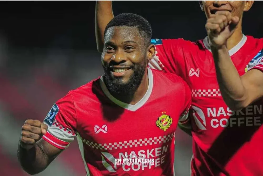 Emmanual Mbraga (kiri) semasa meraikan jaringan pada perlawanan KRW FC menentang KDA FC di Stadium Sultan Muhammad IV, Kota Bharu pada malam Isnin. Foto KELATE.NET/SN MEDIAWORKS