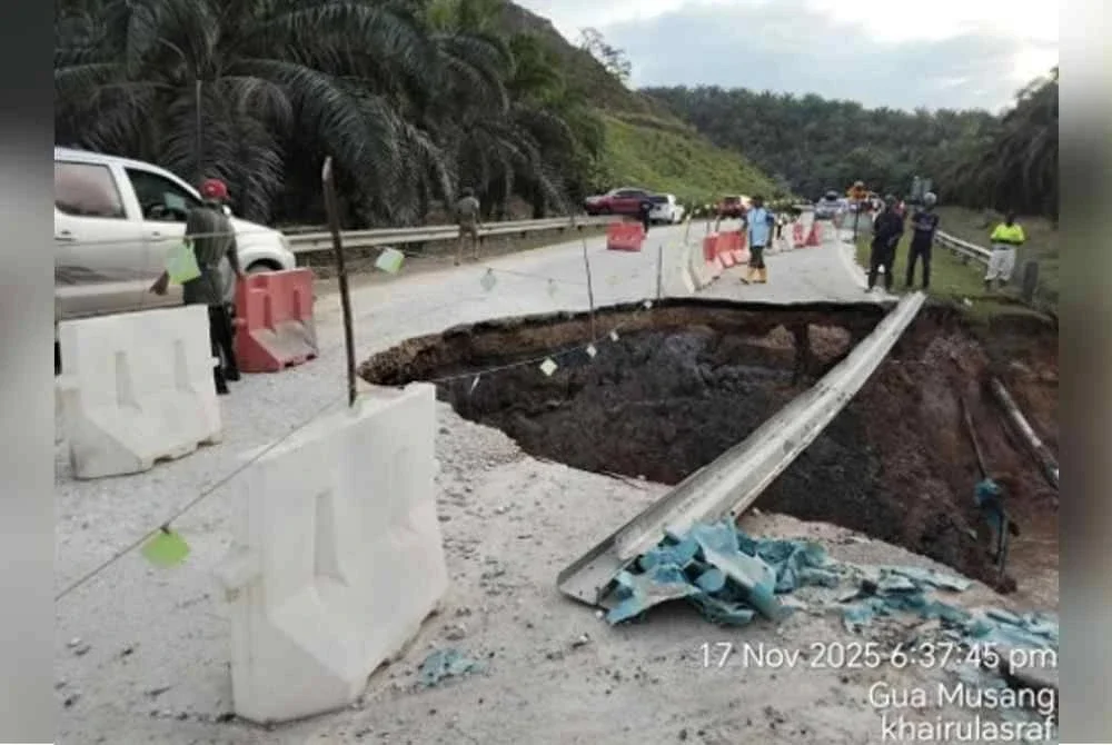 Laluan D29 di Kilometer 11.95 Jalan Gua Musang-Jelawang ditutup sepenuhnya berikutan runtuhan tanah. Foto JKR Gua Musang