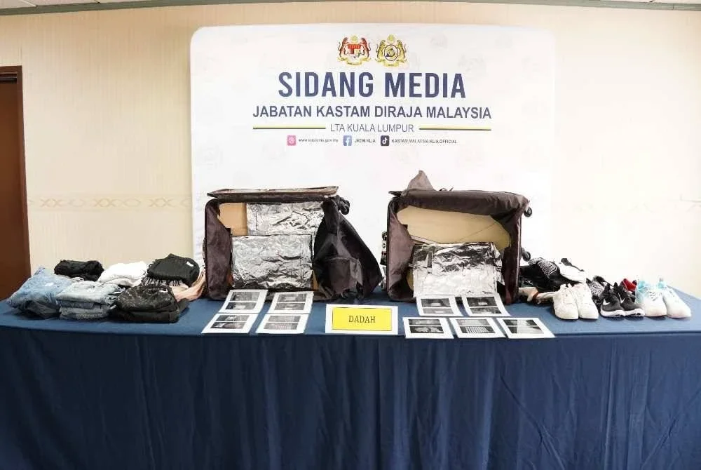 Dadah yang dipercayai disembunyikan dalam dua bagasi dibawa suspek. 