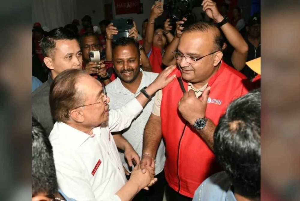 Sathia (kanan) bertemu Perdana Menteri, Datuk Seri Anwar Ibrahim di Kota Kinabalu pada Isnin.