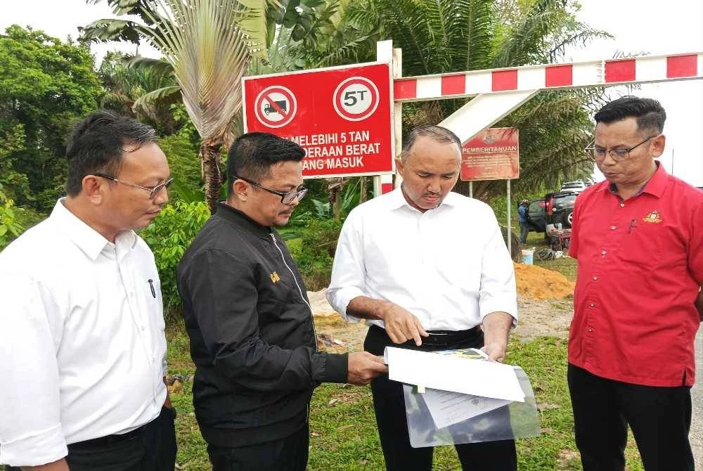Mohd Jafni (dua dari kanan) meninjau lokasi palang Bandar Putra ke Lapangan Terbang Antarabangsa Senai yang sebelum ini menerima rungutan pengguna.
