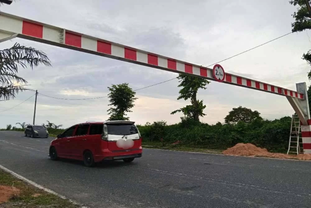 Keadaan palang yang sudah ditinggikan di Bandar Putra ke Lapangan Terbang Antarabangsa Senai.