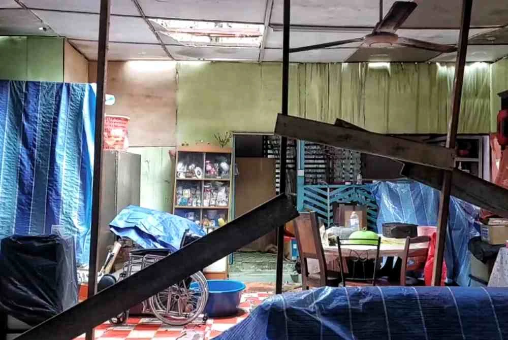 Keadaan rumah pusaka yang didiami Roslina bersama kakaknya di Bukit Bay Route.