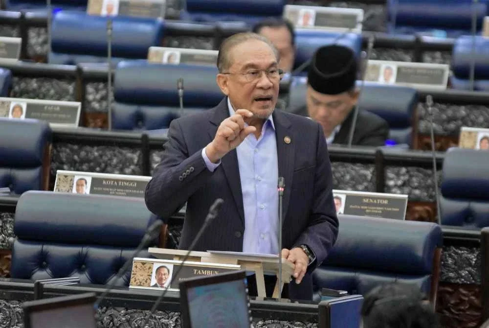 Anwar menjawab soalan pada Mesyuarat Ketiga, Penggal Keempat Majlis Parlimen ke-15 Dewan Rakyat di Bangunan Parlimen pada Selasa. Foto Bernama