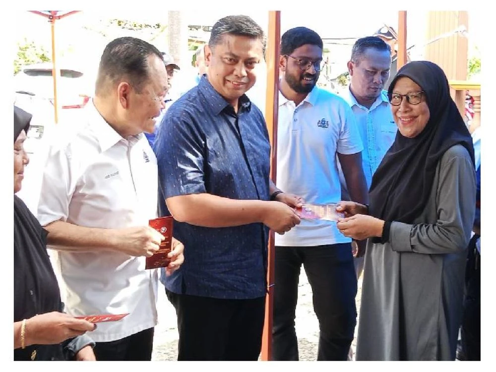 Mohd Haffiz bersama Setiausaha Umno Bahagian Pulai, Datuk Abdul Rashid Kasman (dua, kiri) dan Ahmad Al Mubarak (empat, kiri) menyampaikan sumbangan daripada Yayasan Bandaraya Johor Bahru untuk mangsa banjir Kampung Pasir.