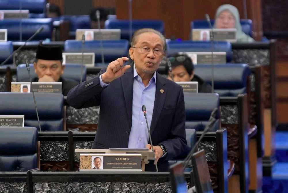 Anwar menjawab soalan pada Mesyuarat Ketiga, Penggal Keempat Majlis Parlimen ke-15 Dewan Rakyat di Bangunan Parlimen pada Selasa. Foto Bernama