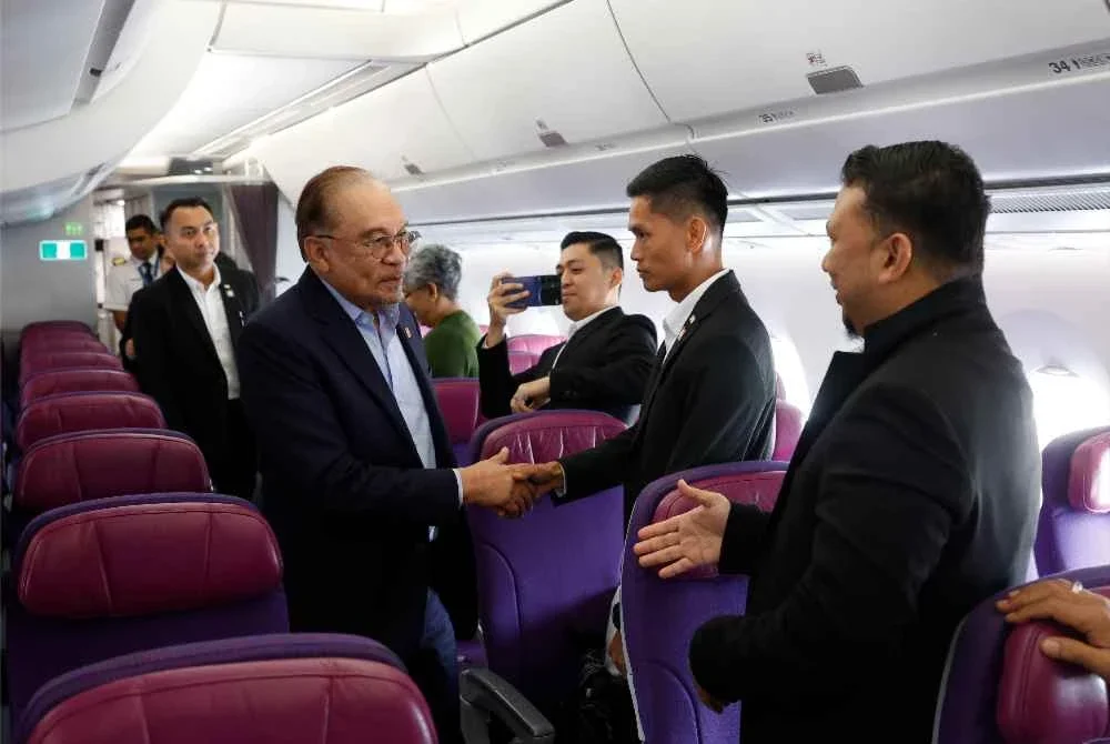 Anwar bersalaman dengan wakil media yang akan membuat liputan bagi siri lawatan rasmi dan kerja beliau ke Ethiopia, Afrika Selatan dan Kenya bermula Rabu. Foto Bernama