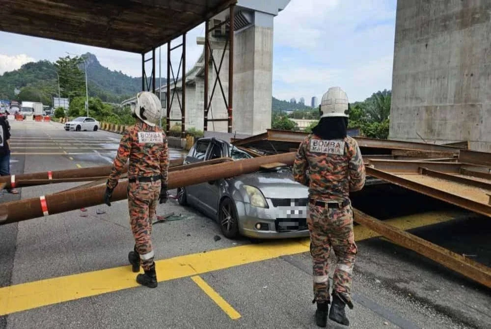 Anggota sedang memeriksa lokasi kejadian.