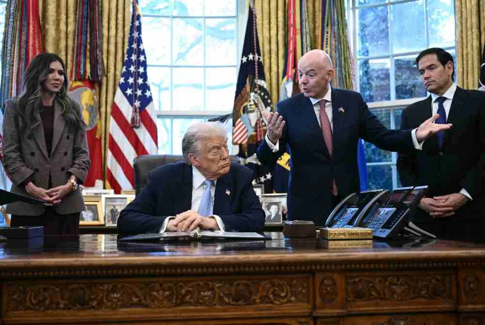 Trump dan Marco Rubio mendengar penerangan daripada Gianni Infantino (dua dari kanan) di Pejabat Oval, Rumah Putih di Washington. Foto AFP