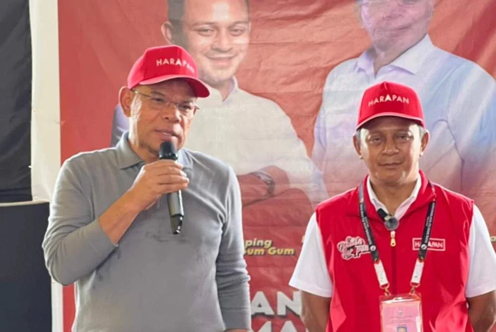  Saifuddin (kiri) ketika sidang media pada Selasa.