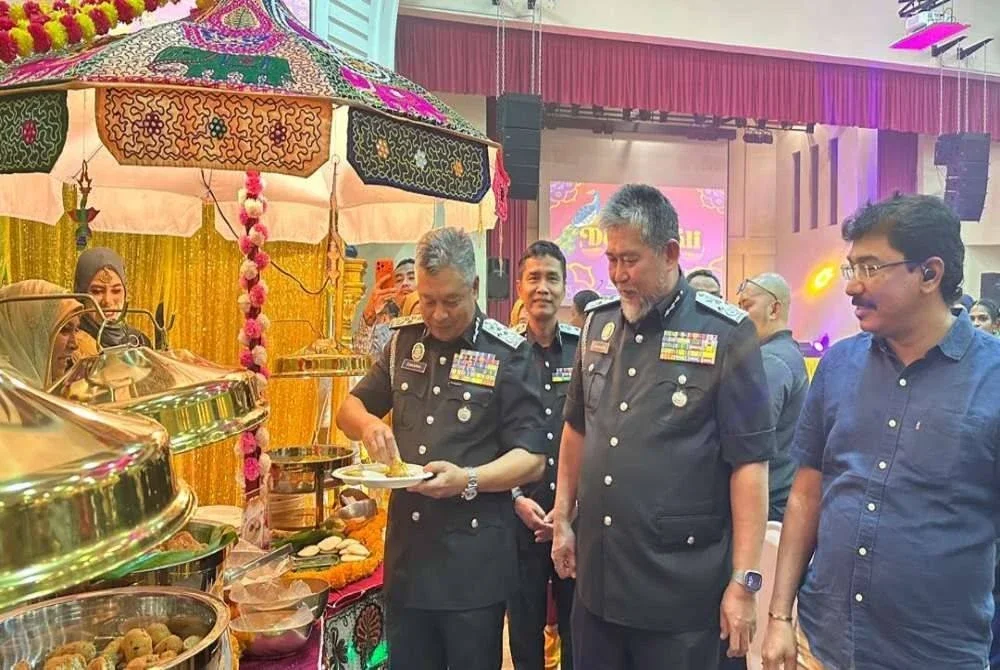 Zakaria (kiri) ketika hadir Majlis Sambutan Deepavali Peringkat JIM Kuala Lumpur pada Selasa.