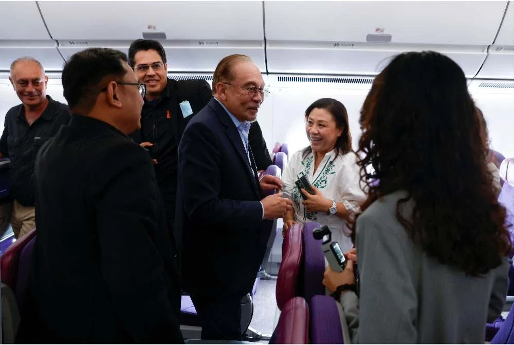 Anwar (tengah) bersalaman dengan wakil media yang akan membuat liputan bagi siri lawatan rasmi dan kerja beliau ke Ethiopia, Afrika Selatan dan Kenya. - Foto: Bernama