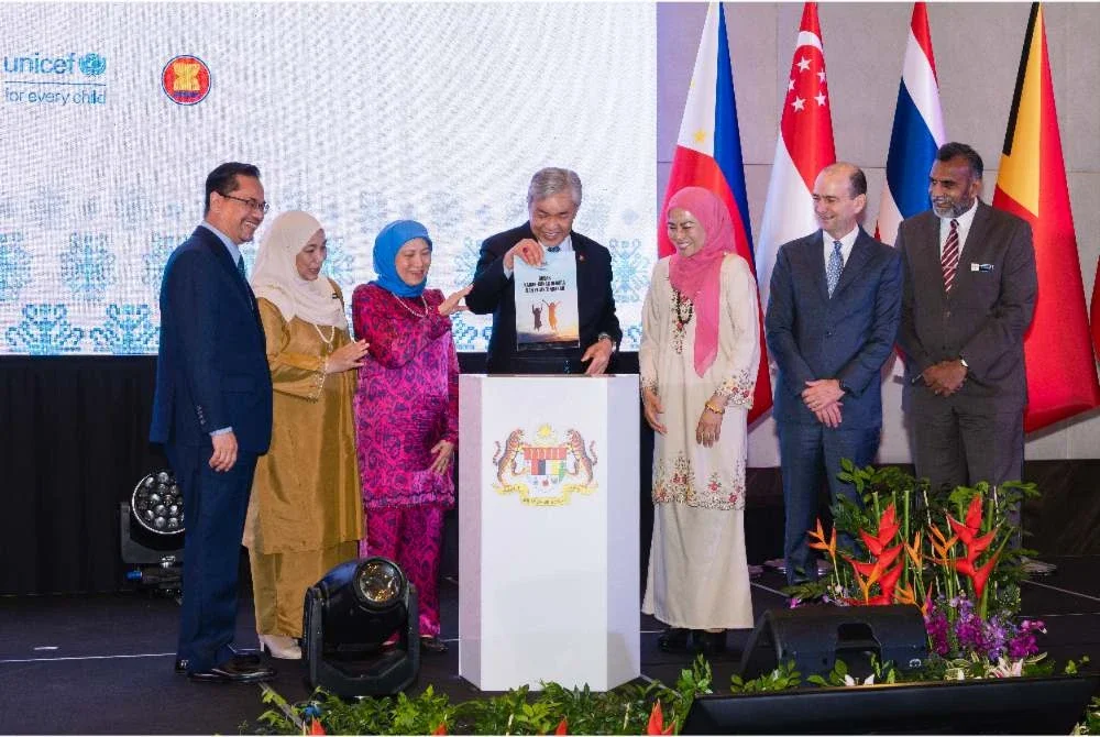 Timbalan Perdana Menteri, Datuk Seri Dr Ahmad Zahid Hamidi (empat dari kiri) melancarkan Dasar Kanak- Kanak Negara dan Pelan Tindakan pada Majlis Pembukaan 2025 ASEAN ICT Forum On Child Online Protection dan Peluncuran Pelan Tindakan Dasar Kanak- Kanak Negara sambil diperhatikan oleh Nancy (tiga dari kiri) pada Selasa. - Foto: Bernama