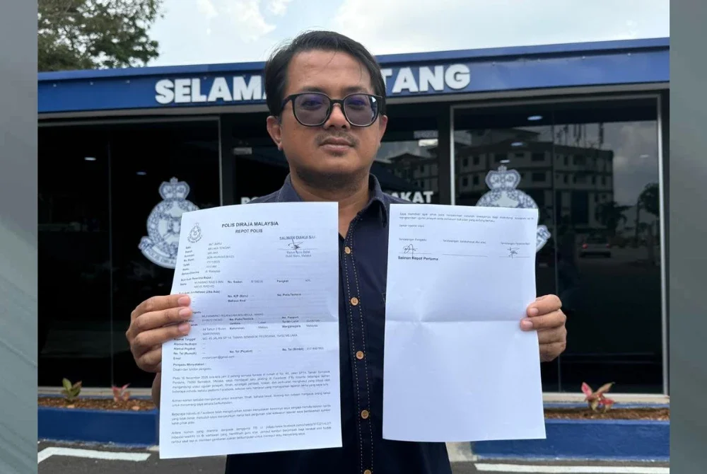 Muhammad Rizanizam menunjukkan laporan polis yang dibuat pada Isnin.